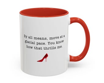 Taza de café con la frase "El diablo viste de Prada", diseño "Paso glacial" y detalles en color (11" y 15" de grosor).