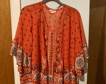 Geplooide oranje medaillon-overgooier