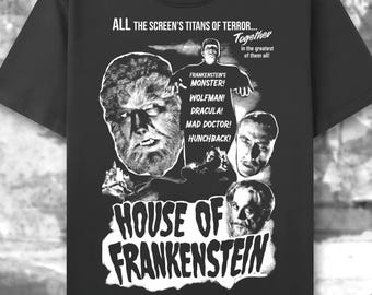 Könnte beinhalten: Ein schwarzes Kurzarm-T-Shirt mit einem weißen Grafikdruck des Filmplakats House of Frankenstein. Das Design zeigt Porträts klassischer Horrorfiguren und den Text: All the screen's titans of terror... Together in the greatest of them all! Frankenstein's Monster! Wolfman! Dracula! Mad Doctor! Hunchback!