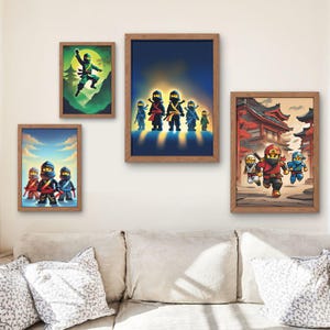 Op de afbeelding: Vier ingelijste prints met illustraties van ninjas in verschillende poses. De prints zijn in verschillende kleuren, waaronder blauw, groen, rood en zwart. De prints zijn allemaal ingelijst in hout.
