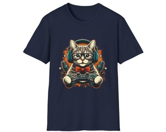 Puede incluir: Una camiseta azul marino con una ilustración de dibujos animados de un gato con auriculares y sosteniendo un mando de videojuego. El gato lleva una pajarita y tiene una expresión juguetona.