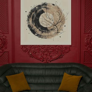 Op de afbeelding: Abstracte kunstprint met een zwart en beige cirkelvormig ontwerp en een illustratie van een boomtak. Het kunstwerk hangt aan een rode muur boven een donkergroene bank met twee mosterdkleurige kussens. De kamer heeft een moderne, maar klassieke uitstraling.