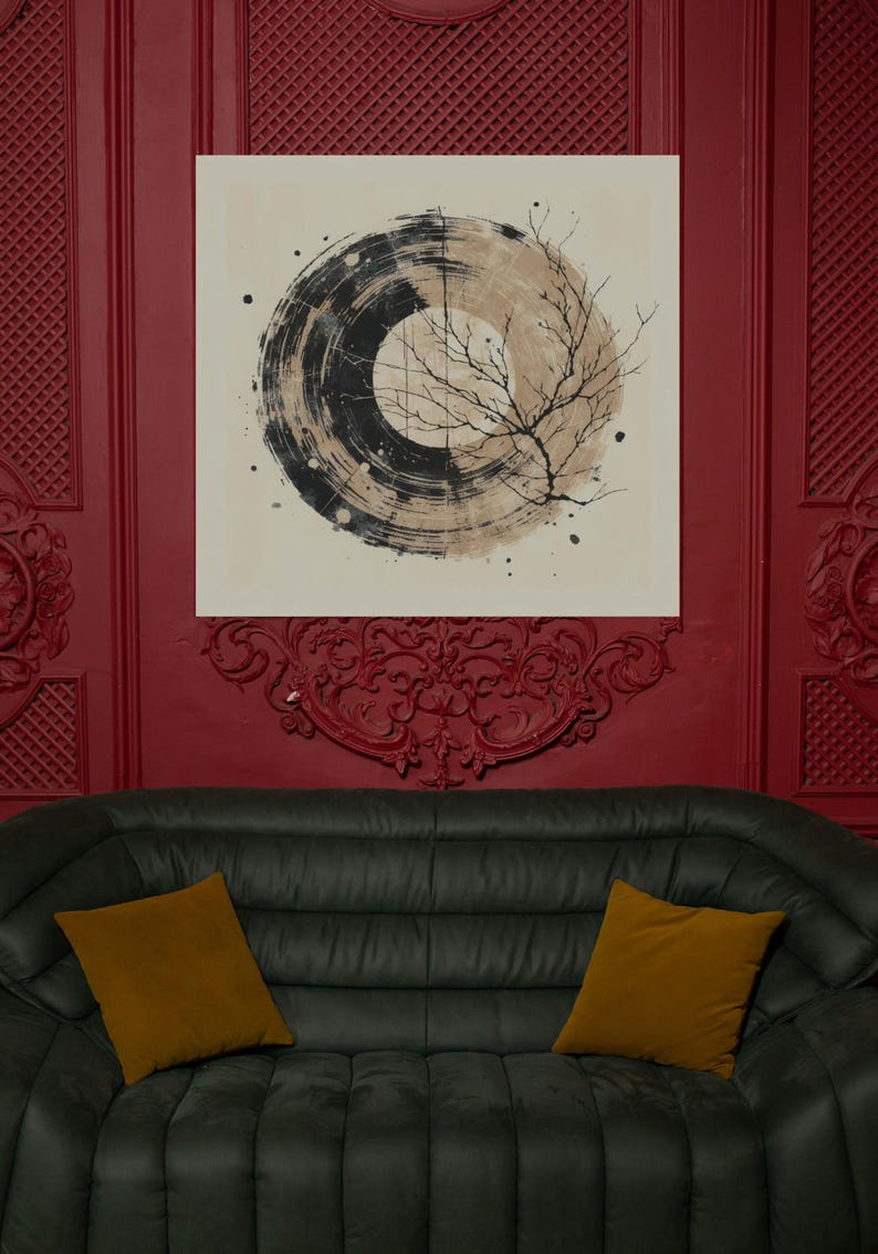 Op de afbeelding: Abstracte kunstprint met een zwart en beige cirkelvormig ontwerp en een illustratie van een boomtak. Het kunstwerk hangt aan een rode muur boven een donkergroene bank met twee mosterdkleurige kussens. De kamer heeft een moderne, maar klassieke uitstraling.