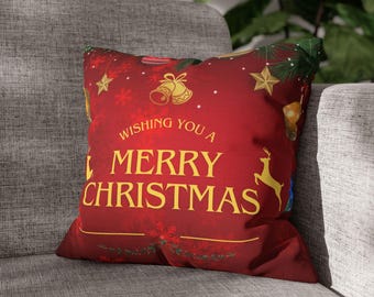 Könnte beinhalten: Rotes Kissen mit einer goldenen Aufschrift "Wishing you a Merry Christmas", umgeben von festlichen Bildern wie Sternen, Glocken und einem Rentier.