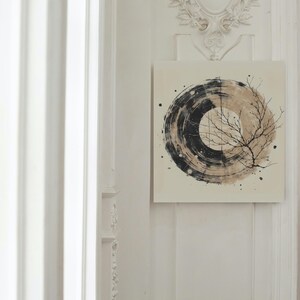 Op de afbeelding: Abstract kunstcanvas met een cirkelvormig ontwerp met zwarte en bruine penseelstreken en een delicate takillustratie. Het kunstwerk is aan een witte muur bevestigd en voegt een vleugje moderne inrichting toe. De afmetingen van het schilderij zijn niet zichtbaar.