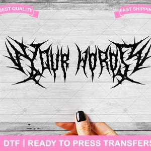 Op de afbeelding: Zwart grafisch ontwerp met de tekst "YOUR WORST" in een stekelige, gotische lettertype. Het ontwerp staat op een witte achtergrond met een houtnerfpatroon. De tekst "DTF | READY TO PRESS TRANSFERS" is ook inbegrepen.