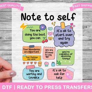 Puede incluir: Un diseño colorido de "Nota para ti mismo" con mensajes alentadores. El diseño incluye frases como "Estás haciendo lo mejor que puedes" y "Está bien empezar de nuevo." Se trata de una transferencia DTF (Directo a Película) lista para planchar.