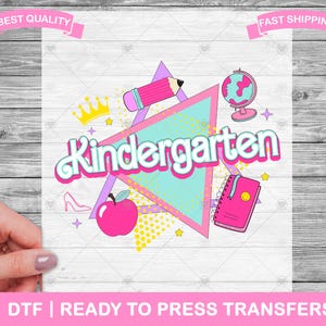 Pode incluir: Um design gráfico rosa, azul e amarelo com a palavra "Kindergarten" em uma fonte de bolhas. O design inclui uma coroa, um lápis, um globo terrestre, um caderno e uma maçã.