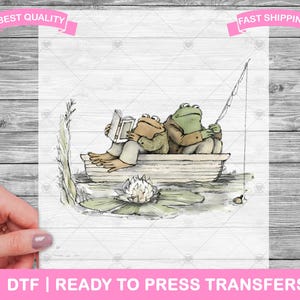 Może przedstawiać: Dwie żaby w łódce, jedna czyta książkę, a druga trzyma wędkę. Łódka znajduje się na lilii wodnej w stawie. Obrazek jest w stylu rysowanym ręcznie.