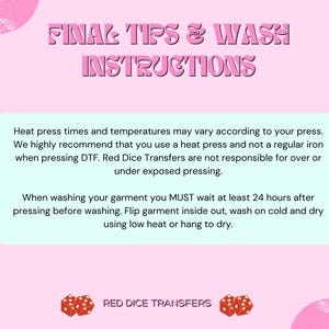 Op de afbeelding: Roze en blauwe grafiek met de tekst "FINAL TIPS & WASH INSTRUCTIONS". De tekst legt uit hoe je een warmtepers gebruikt en hoe je het kledingstuk na het persen wast. De tekst bevat ook de zin "RED DICE TRANSFERS".