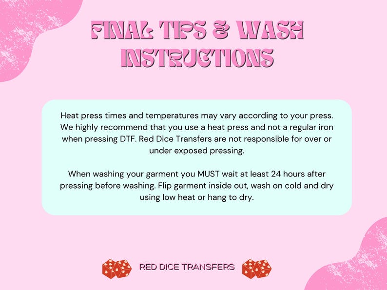 Op de afbeelding: Roze en blauwe grafiek met de tekst "FINAL TIPS & WASH INSTRUCTIONS". De tekst legt uit hoe je een warmtepers gebruikt en hoe je het kledingstuk na het persen wast. De tekst bevat ook de zin "RED DICE TRANSFERS".