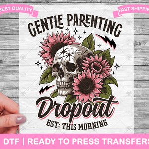 Op de afbeelding: Een roze en wit grafisch ontwerp met een schedel omringd door bloemen. De tekst luidt "Gentle Parenting Dropout Est: This Morning".
