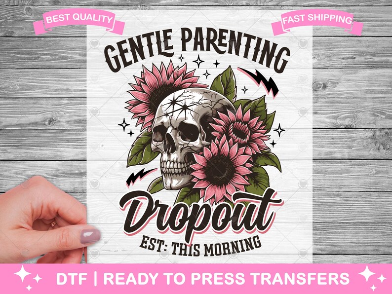 Op de afbeelding: Een roze en wit grafisch ontwerp met een schedel omringd door bloemen. De tekst luidt "Gentle Parenting Dropout Est: This Morning".