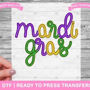Puede incluir: Un colorido diseño de Mardi Gras en escritura morada, dorada y verde. Las palabras "mardi gras" se muestran sobre un fondo blanco con pancartas rosas que dicen "Best Quality" y "Fast Shipping". El banner inferior dice "DTF | READY TO PRESS TRANSFERS".