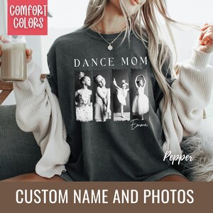 Peut inclure: Sweat-shirt gris fonc&eacute; Comfort Colors avec le texte "DANCE MOM" au-dessus de quatre photos en noir et blanc d'une jeune danseuse. Le nom "Emma" est en dessous des photos. Le bas de l'image indique "CUSTOM NAME AND PHOTOS".