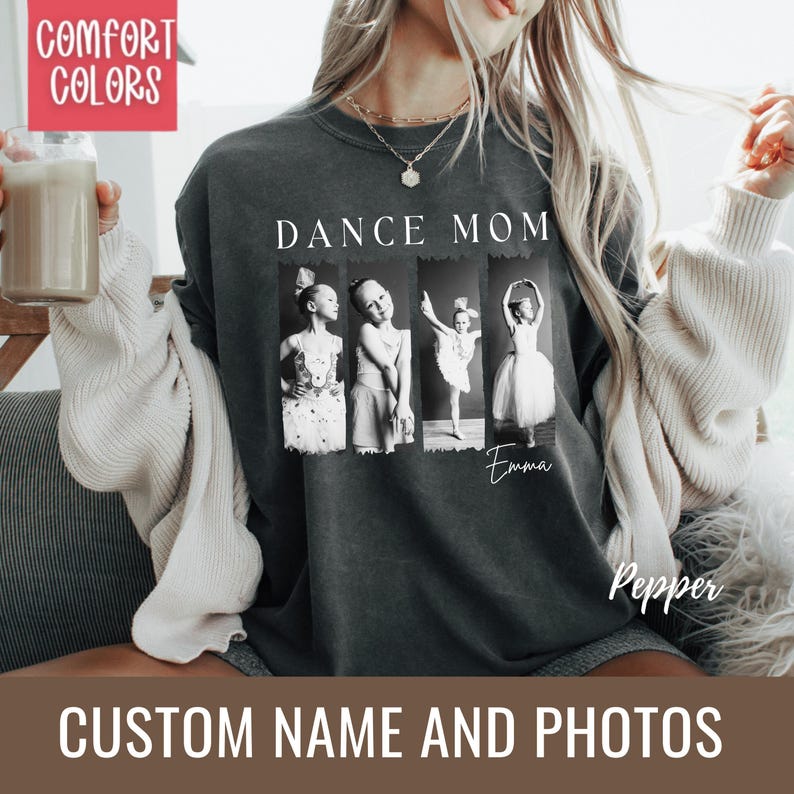 Peut inclure: Sweat-shirt gris fonc&eacute; Comfort Colors avec le texte "DANCE MOM" au-dessus de quatre photos en noir et blanc d'une jeune danseuse. Le nom "Emma" est en dessous des photos. Le bas de l'image indique "CUSTOM NAME AND PHOTOS".