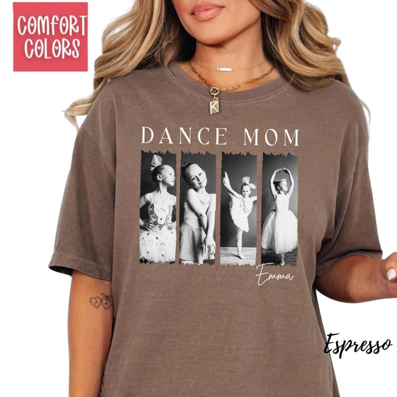 Peut inclure: T-shirt couleur expresso avec les mots "DANCE MOM" au-dessus de quatre images en noir et blanc de jeunes danseuses. Le nom "Emma" est &eacute;crit en dessous des images. Le t-shirt porte &eacute;galement les mots "COMFORT COLORS" dans un encadr&eacute; rouge.