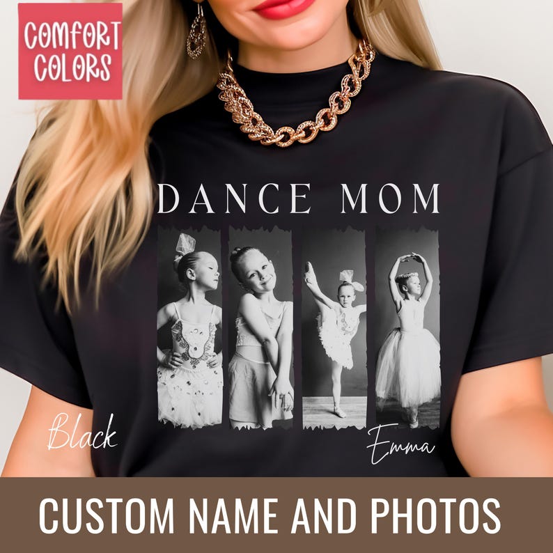 Peut inclure: T-shirt noir avec l'inscription "DANCE MOM" et quatre photos en noir et blanc d'une jeune fille en poses de ballet. Le t-shirt porte &eacute;galement les mots "Black", "Emma", "CUSTOM NAME AND PHOTOS" et le logo Comfort Colors.