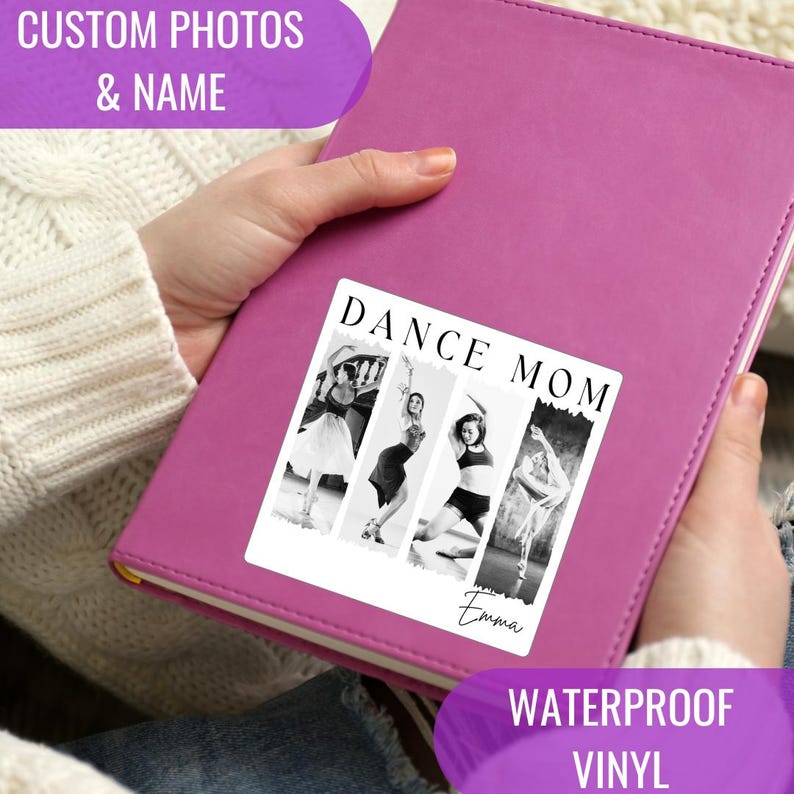 Peut inclure: Un carnet magenta avec un autocollant blanc qui dit "DANCE MOM" et pr&eacute;sente quatre photos de danseurs en noir et blanc. L'autocollant comprend &eacute;galement le nom "Emma" en &eacute;criture cursive. Le carnet est tenu dans les mains d'une personne.