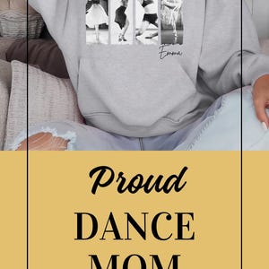 Peut inclure: Un sweat-shirt gris clair avec l'inscription "DANCE MOM" au-dessus de photos de danse en noir et blanc. Le nom "Emma" est &eacute;crit en cursive en dessous. Le bas de l'image affiche les mots "Proud DANCE MOM" en noir.