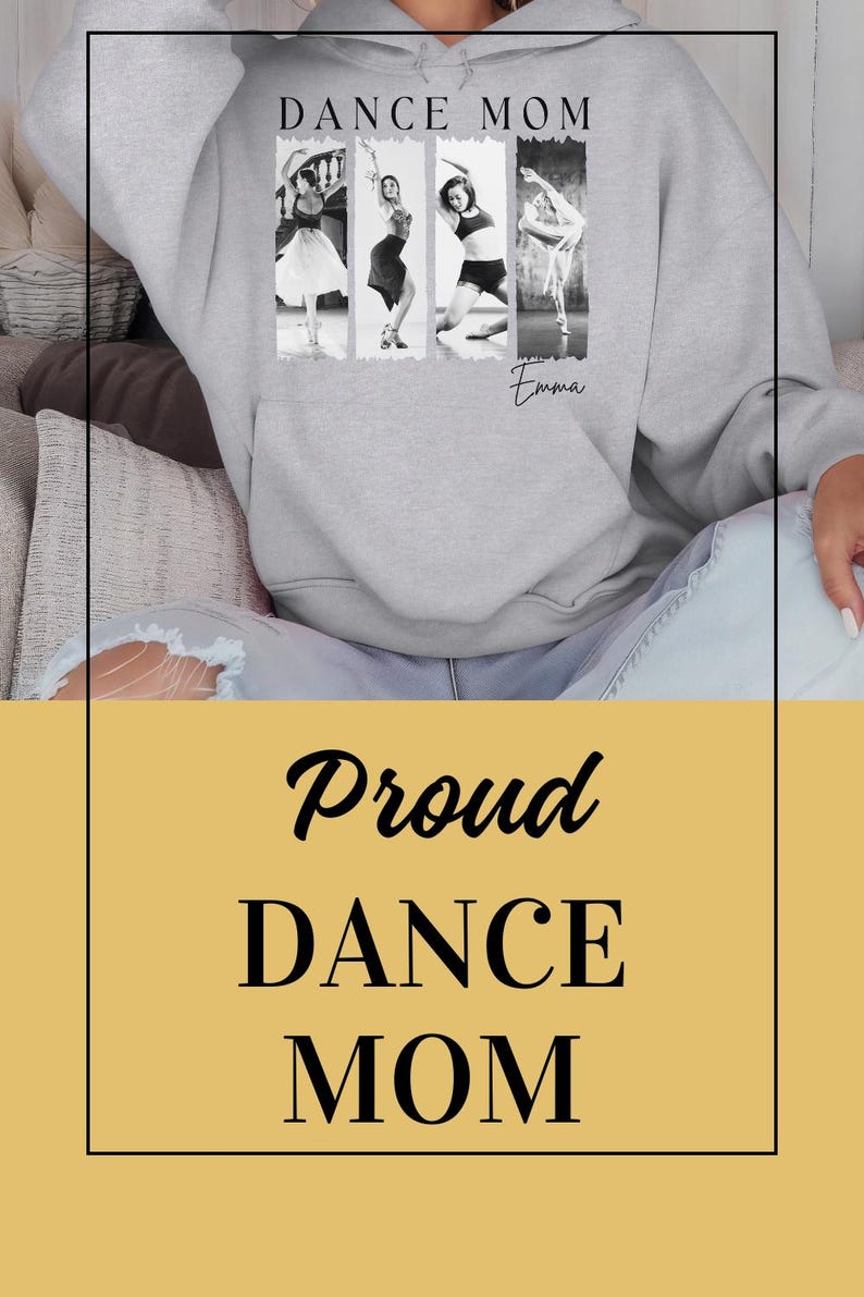 Peut inclure: Un sweat-shirt gris clair avec l'inscription "DANCE MOM" au-dessus de photos de danse en noir et blanc. Le nom "Emma" est &eacute;crit en cursive en dessous. Le bas de l'image affiche les mots "Proud DANCE MOM" en noir.