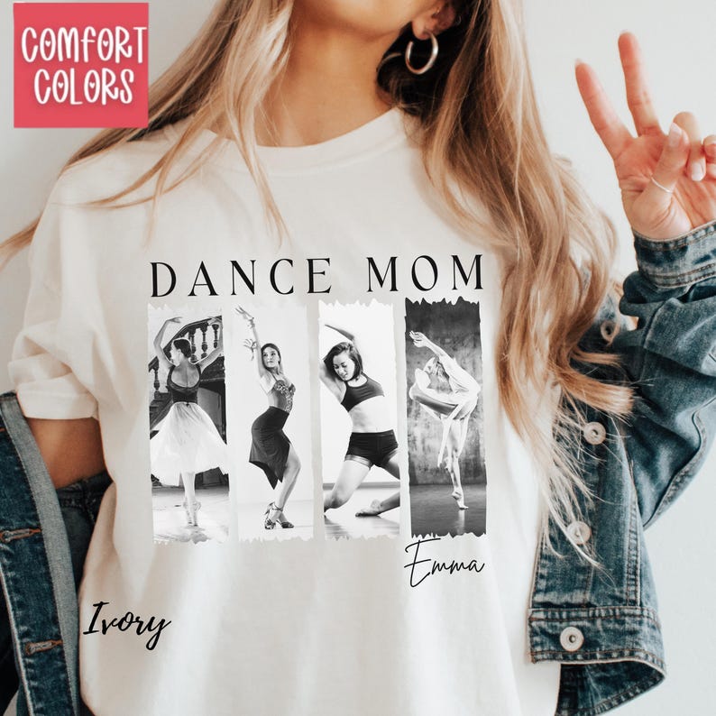Peut inclure: T-shirt ivoire avec l'inscription "DANCE MOM" en lettres noires. Le t-shirt pr&eacute;sente quatre images en noir et blanc de danseurs. Le mot "Emma" est &eacute;crit en cursive sous les images. Les mots "Comfort Colors" sont dans un encadr&eacute; rose.