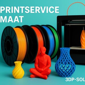 Op de afbeelding: Een 3D-printer met een spoel oranje filament en een blauwe vaas. De printer staat op een blauwe ondergrond en de tekst "3D PRINTSERVICE OP MAAT" is zichtbaar op de achtergrond. De tekst "3DP-SOLUTIONS" is zichtbaar op de voorgrond.