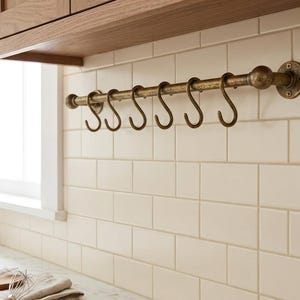 Suporte de parede em latão antigo sem verniz com ganchos em S – Barra vintage para pendurar panos de prato e utensílios de cozinha – Suporte de parede em latão