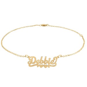 Può includere: Cavigliera a catena dorata con il nome "Debbie" in corsivo e tre piccoli cuori.