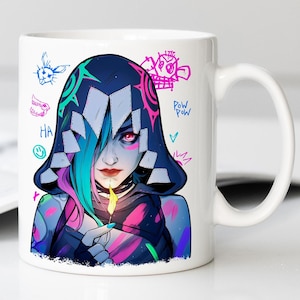 Peut inclure: Un mug en céramique blanche orné d'une illustration graphique colorée représentant un personnage aux cheveux bleus et roses portant une capuche sombre. Le personnage tient une allumette allumée, entouré de gribouillages néon avec le texte "POW POW" et "HA".