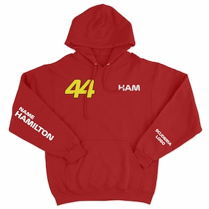 Peut inclure: Sweat-shirt à capuche rouge avec le numéro "44" en jaune sur le devant, "HAM" en blanc sur le devant, "NAME HAMILTON" en blanc sur la manche gauche et "SCUDERIA LOGO" en blanc sur la manche droite.