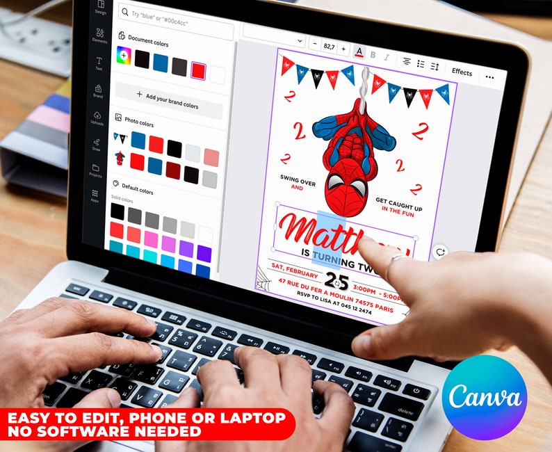Puede incluir: Una invitaci&oacute;n digital para una fiesta de cumplea&ntilde;os de segundo cumplea&ntilde;os de un ni&ntilde;o con una imagen de dibujos animados de Spiderman colgando boca abajo de una cuerda de banderas rojas, blancas y azules. La invitaci&oacute;n incluye el nombre del ni&ntilde;o, "Matthew", y el texto "Is Turning Two!" La invitaci&oacute;n tambi&eacute;n incluye la fecha, la hora y el lugar de la fiesta.