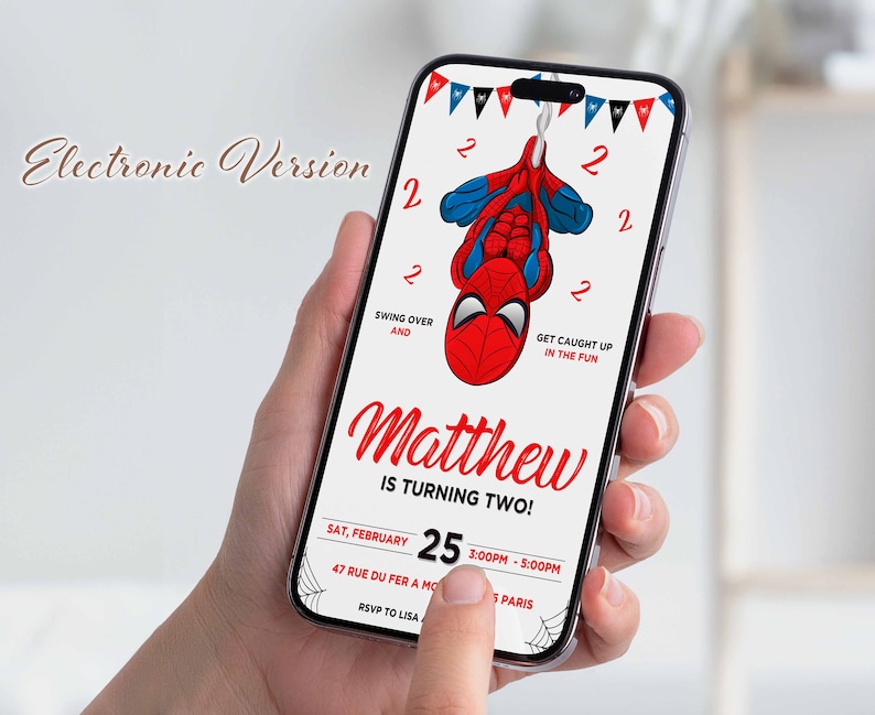 Puede incluir: Una invitaci&oacute;n digital para una fiesta de cumplea&ntilde;os con una imagen de dibujos animados de Spiderman colgando boca abajo. La invitaci&oacute;n es para la fiesta de cumplea&ntilde;os n&uacute;mero 2 de Matthew. La fiesta es el s&aacute;bado 25 de febrero de 3:00 PM a 5:00 PM en 47 Rue du Fer a Mo, Par&iacute;s. RSVP a Lisa.