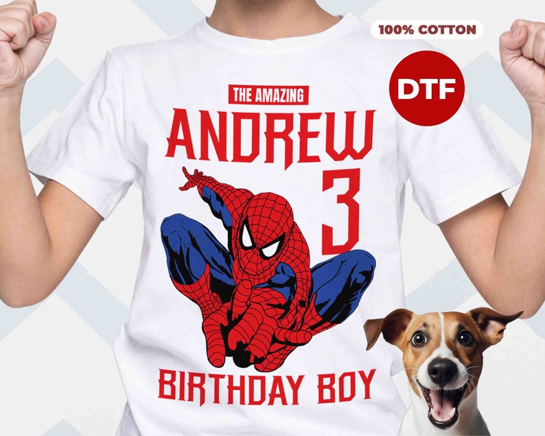Op de afbeelding: Wit T-shirt met een rode en blauwe Spiderman-afbeelding, de tekst "The Amazing Andrew 3 Birthday Boy" en de woorden "100% Katoen" en "DTF" in rood.