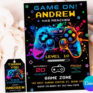 Puede incluir: Una invitación negra y verde neón para una fiesta con temática de videojuegos. La invitación presenta un mando de videojuego verde neón y azul con el texto "GAME ON! ANDREW HAS REACHED LEVEL 10". La invitación también incluye la fecha, la hora y la ubicación de la fiesta.
