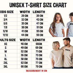 Op de afbeelding: Unisex T-shirt maattabel met metingen in centimeters voor kinderen en volwassenen. De tabel toont de breedte en lengte van de shirts in verschillende maten.