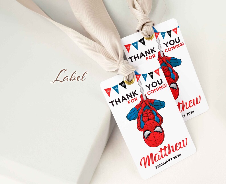 Puede incluir: Dos etiquetas de regalo blancas con banderines rojos y azules, una imagen de dibujos animados de Spiderman colgando boca abajo, y el texto "&iexcl;Gracias por venir!" y "Matthew Febrero 2024".