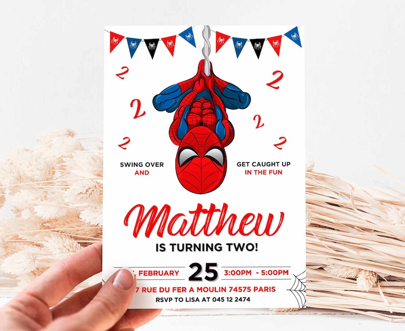 Puede incluir: Una invitaci&oacute;n de cumplea&ntilde;os de Spiderman roja y azul con un dibujo animado de Spiderman colgando boca abajo. La invitaci&oacute;n dice "&iexcl;Matthew cumple dos a&ntilde;os!" e incluye la fecha, la hora y el lugar de la fiesta.