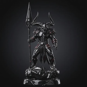 Könnte beinhalten: Detaillierte schwarze Statue einer gehörnten Dämonenfigur, die einen Speer hält. Die Figur hat rote Akzente auf der Rüstung und steht auf einem felsigen Sockel. Die Statue hat einen muskulösen Körperbau und einen bedrohlichen Ausdruck.
