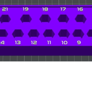 Könnte beinhalten: Ein lila, rechteckiger Organizer mit nummerierten sechseckigen Fächern. Die Zahlen 8 bis 21 sind sichtbar. Der Organizer hat drei Reihen sechseckiger Löcher, mit den Zahlen in Weiß gedruckt.