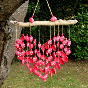 Decorazione da parete a forma di cuore con conchiglie: arredamento boho rosa