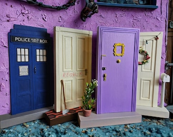 Puerta inspirada en la serie Friends, pequeña puerta de madera hecha a mano, puerta miniatura, decoración
