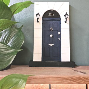 Puerta en miniatura 221B BAKER STREET - Sherlock Holmes - Decoración de detective - Puerta en miniatura de madera hecha a mano imagen 2