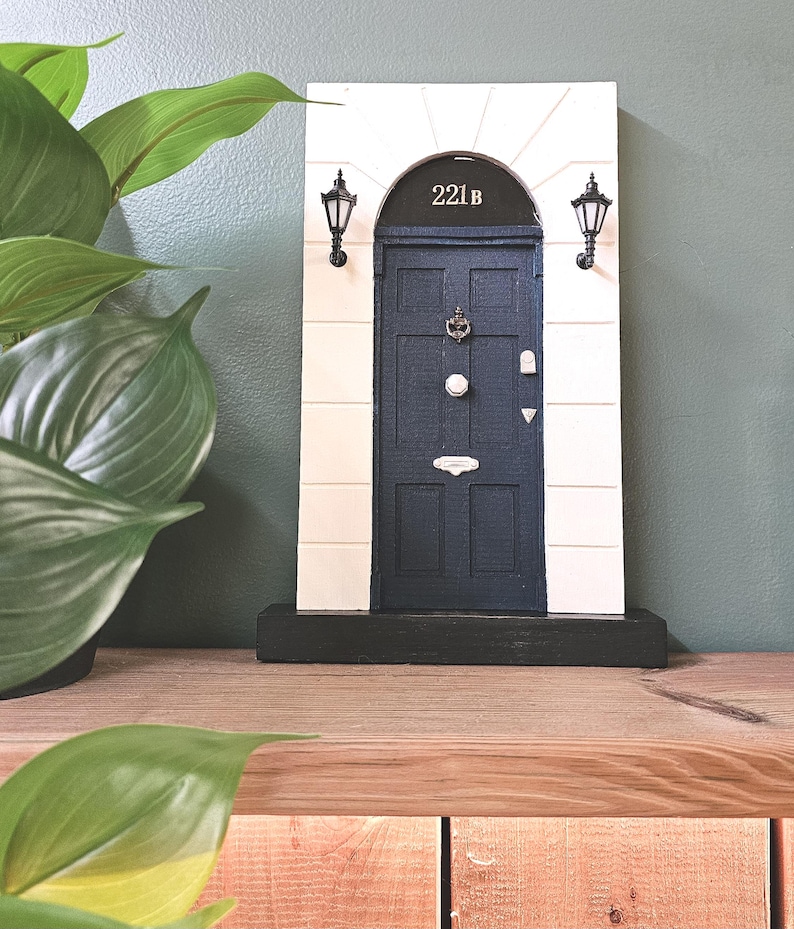 Puerta en miniatura 221B BAKER STREET - Sherlock Holmes - Decoración de detective - Puerta en miniatura de madera hecha a mano imagen 2