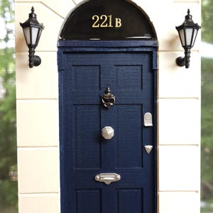 Puerta en miniatura 221B BAKER STREET - Sherlock Holmes - Decoración de detective - Puerta en miniatura de madera hecha a mano imagen 1