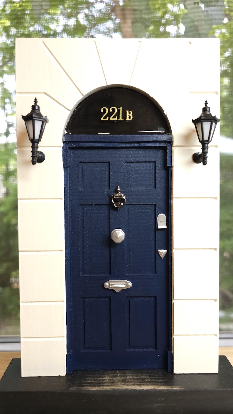 Puerta en miniatura 221B BAKER STREET - Sherlock Holmes - Decoración de detective - Puerta en miniatura de madera hecha a mano imagen 1