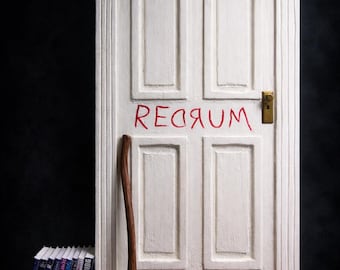 Puerta en miniatura de El Resplandor - REDRUM - Hotel Overlook - puerta de terror