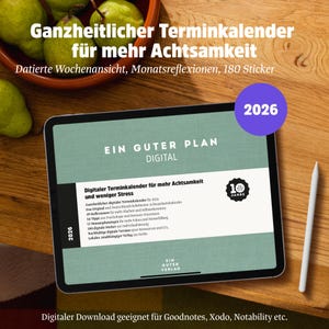 Könnte beinhalten: Ein digitaler Planer auf einem Tablet mit dem Text "EIN GUTER PLAN DIGITAL" und dem Jahr 2026. Der Planer enthält datierte Wochenansichten, Monatsreflexionen und 180 Sticker. Ein weißer Stift liegt neben dem Tablet auf einer Holzoberfläche.