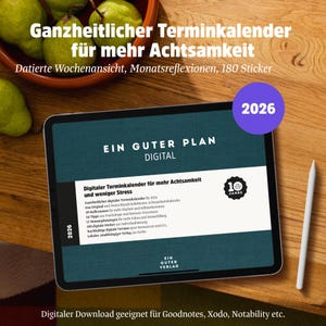 Könnte beinhalten: Ein digitaler Planer auf einem Tablet mit dem Text "EIN GUTER PLAN DIGITAL" und "2026". Der Bildschirm zeigt Informationen über einen digitalen Kalender für Achtsamkeit und Stressabbau. Ein weißer Stift liegt neben dem Tablet.