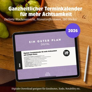 Könnte beinhalten: Ein digitaler Planer auf einem Tablet mit dem Text "EIN GUTER PLAN DIGITAL" und "2026". Der Planer enthält datierte Wochenansichten, Monatsreflexionen und 180 Sticker. Ein weißer Stift liegt neben dem Tablet.